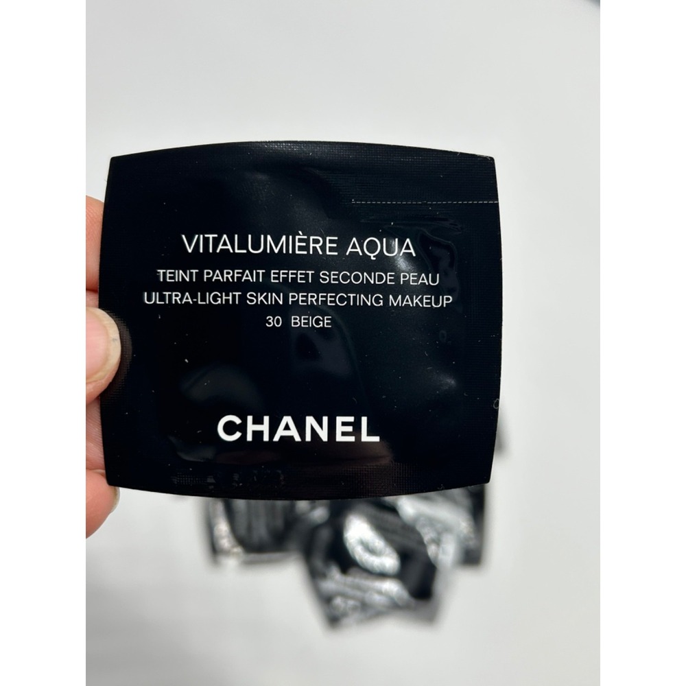 20 x CHANEL VITALUMIERE AQUA ULTRA‎ LIGHT PERFECTING MAKEUP Samples No. 30 BEIGE - Picture 3 of 4